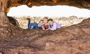 PAPAGO PARK WITH KIDS : HOLE IN THE ROCK